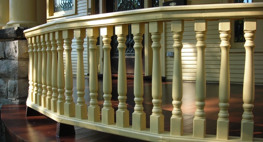 Estetika balusters kayu digunakan bukan hanya untuk membuat tangga, tetapi juga untuk menghias pagar Estetika balusters kayu digunakan bukan hanya untuk membuat tangga, tetapi juga untuk menghias pagar