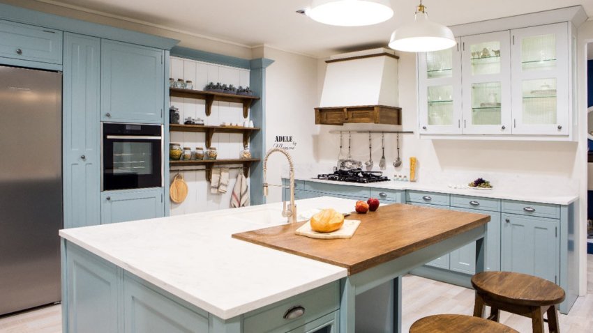 El taulell de barra en forma d’illa és ideal per a habitacions amb una àmplia superfície El taulell de barra en forma d’illa és ideal per a habitacions amb una àmplia superfície