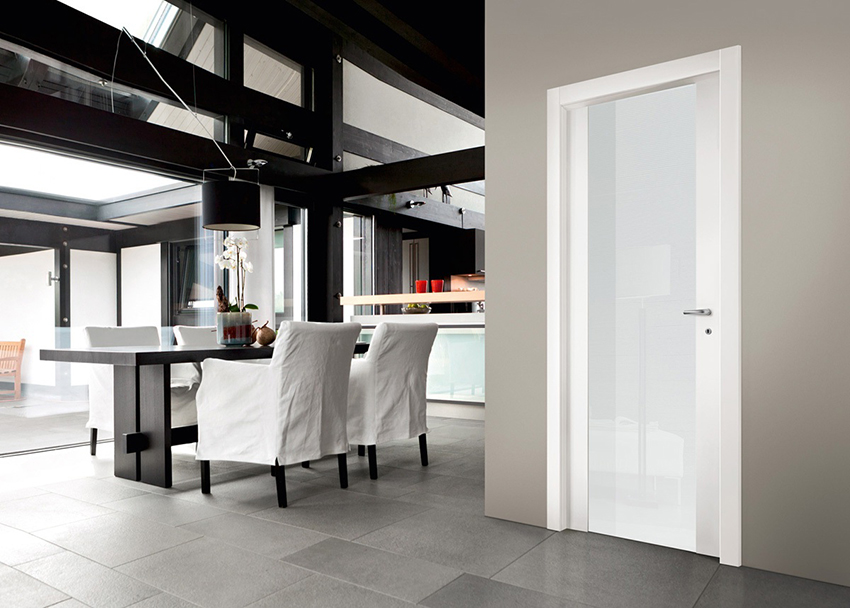 Blanke hvide døre ser mest fordelagtigt ud i stuen Blanke hvide døre ser mest fordelagtigt ud i stuen