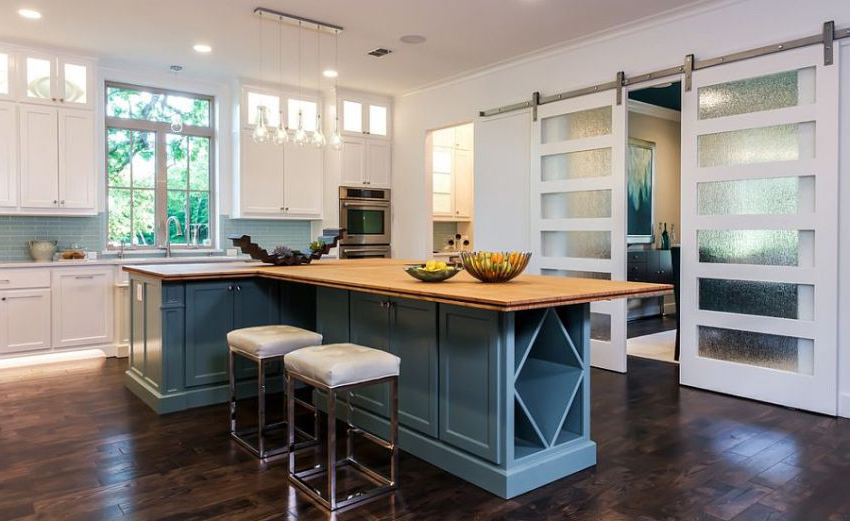 En hvid dør ser godt ud i kombination med et mørkt gulv eller vægge. En hvid dør ser godt ud i kombination med et mørkt gulv eller vægge.