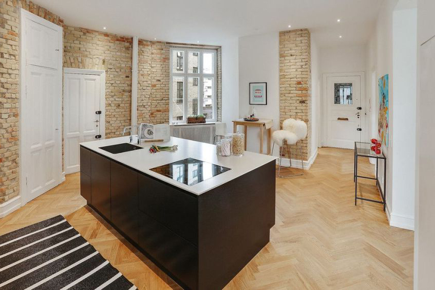 En hvid dør ser godt ud i kombination med forskellige strukturer. En hvid dør ser godt ud i kombination med forskellige strukturer.