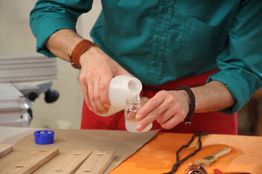 Kjemisk metode for aldring av tre - børsting med kaustiske løsninger, flekker, forekommer bare med myke tresorter Kjemisk metode for aldring av tre - børsting med kaustiske løsninger, flekker, forekommer bare med myke tresorter