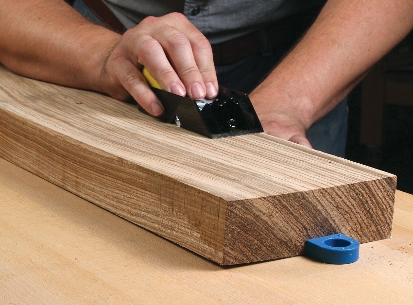 Prosessen med børsting av tre er enkel i teorien, men den er ledsaget av vanskeligheter og mange nyanser i arbeidet, derfor kan prisene i forskjellige tilfeller variere betydelig Prosessen med børsting av tre er enkel i teorien, men den er ledsaget av vanskeligheter og mange nyanser i arbeidet, derfor kan prisene i forskjellige tilfeller variere betydelig