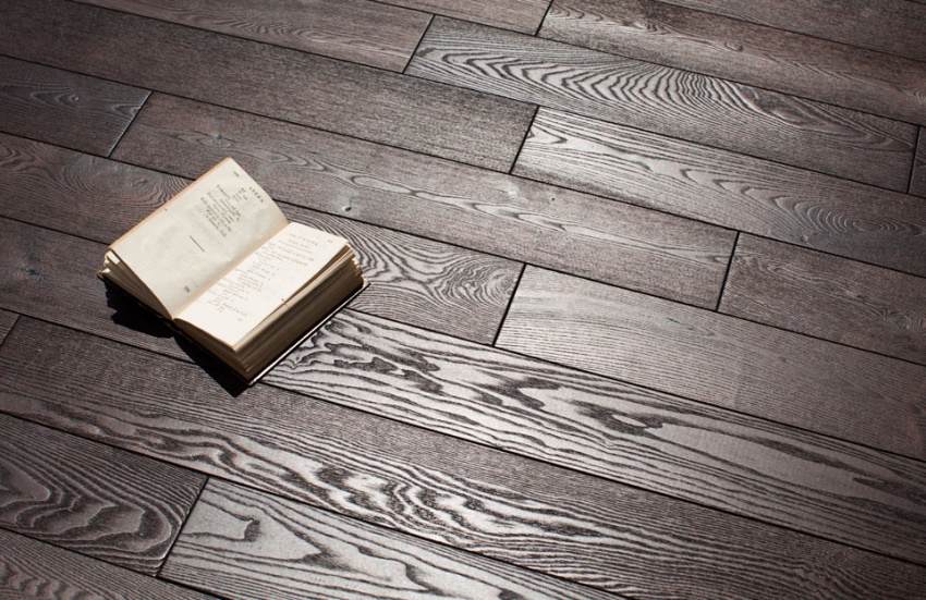 Takket være prosessen med børsting av tre er det mulig å oppnå det eksklusive og mest fasjonable utseendet til materialet nå Takket være prosessen med børsting av tre kan du nå materialets eksklusive og mest fasjonable utseende nå