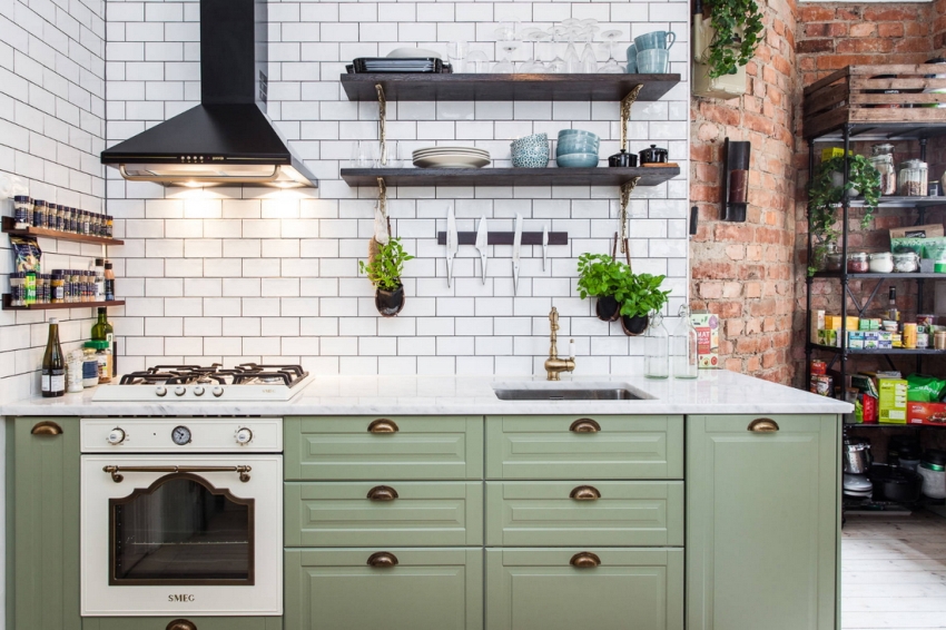 Bilang isang resulta ng pagsasama-sama ng sala at espasyo sa kusina, maraming mga pagkakataon para sa pagbabago ng disenyo ng isang isang silid na apartment. Bilang isang resulta ng pagsasama-sama ng sala at espasyo sa kusina, maraming mga pagkakataon para sa pagbabago ng disenyo ng isang isang silid na apartment.