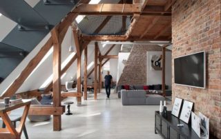 การออกแบบพื้นห้องใต้หลังคา: วิธีผสมผสานสไตล์และการใช้งานจริง