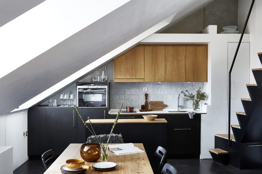 ในการวางเฟอร์นิเจอร์ในครัวใกล้กับผนังที่ลาดเอียงจำเป็นต้องทำชุดตามสั่ง ในการวางเฟอร์นิเจอร์ในครัวใกล้กับผนังที่ลาดเอียงจำเป็นต้องทำชุดตามสั่ง