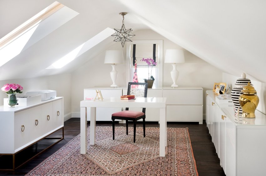 พื้นที่ทำงานที่มีสไตล์และมีประโยชน์ในห้องใต้หลังคา พื้นที่ทำงานที่มีสไตล์และมีประโยชน์ในห้องใต้หลังคา