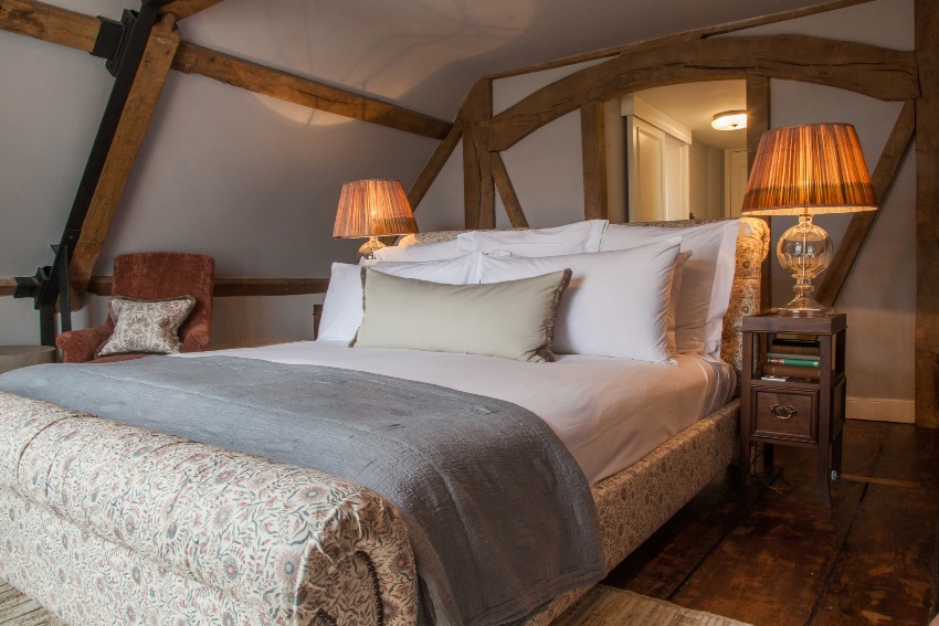 ห้องนอนที่สวยงามในห้องใต้หลังคาถูกสร้างขึ้นในสไตล์หรูหราด้วยองค์ประกอบของคลาสสิกและสไตล์คันทรี ห้องนอนที่สวยงามในห้องใต้หลังคาถูกสร้างขึ้นในสไตล์หรูหราด้วยองค์ประกอบของคลาสสิกและสไตล์คันทรี