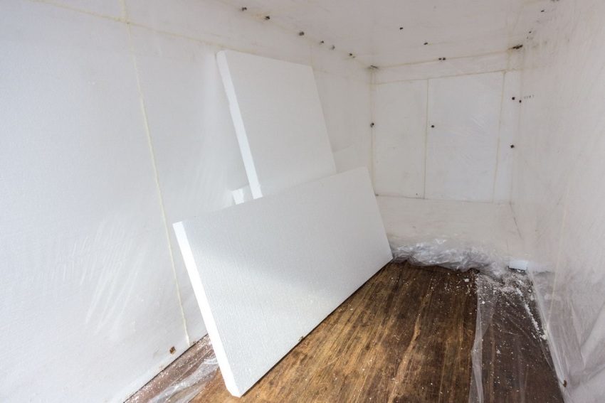 בידוד הקירות הפנימיים של המכולה באמצעות לוחות קצף פוליסטירן בידוד הקירות הפנימיים של המכולה באמצעות לוחות קצף פוליסטירן