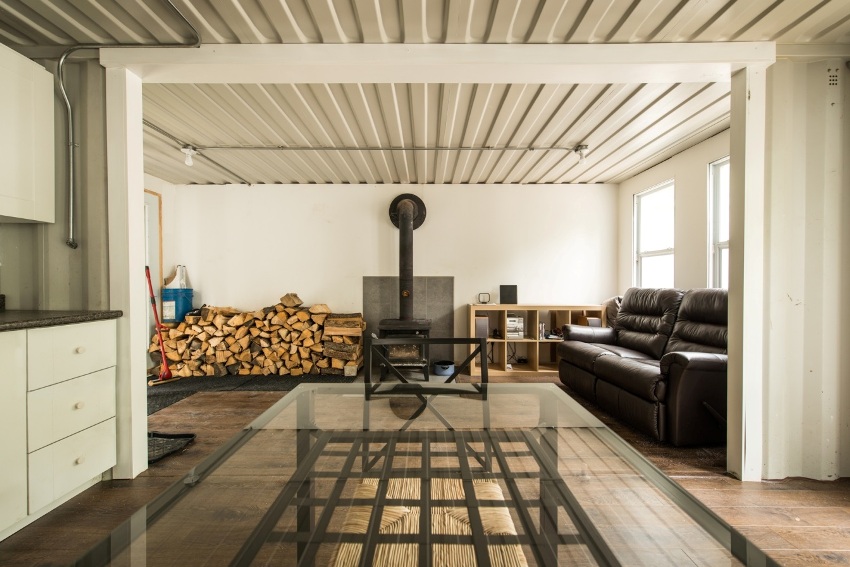 אתה יכול להשתמש בתנור עצים כדי לחמם בית ממכולות. אתה יכול להשתמש בתנור עצים כדי לחמם בית ממכולות.