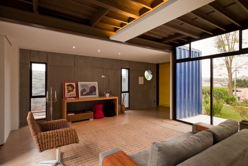 פנים בית המכולה משלב חומרי גימור מודרניים ואלמנטים חסומים של גושים. פנים בית המכולה משלב חומרי גימור מודרניים ואלמנטים חסומים של גושים.