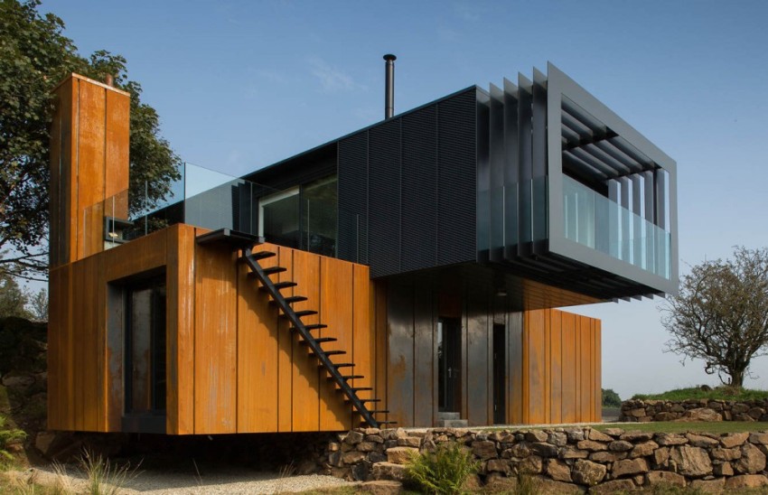 החלק החיצוני של הבית עשוי בלוקים ימיים המשתמשים בעץ ומתכת החלק החיצוני של הבית עשוי בלוקים ימיים המשתמשים בעץ ומתכת