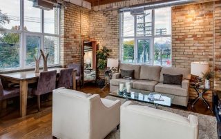 Mur z cegły we wnętrzu: niezwykłe kombinacje i rozwiązania projektowe