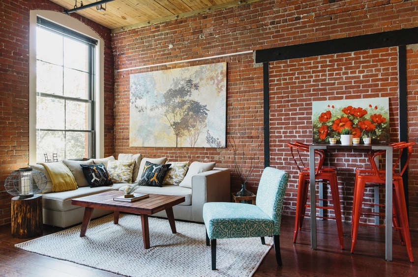 Eine rote Backsteinmauer wird als Hauptakzent im Inneren des Raumes dienen Eine rote Backsteinmauer wird als Hauptakzent im Inneren des Raumes dienen