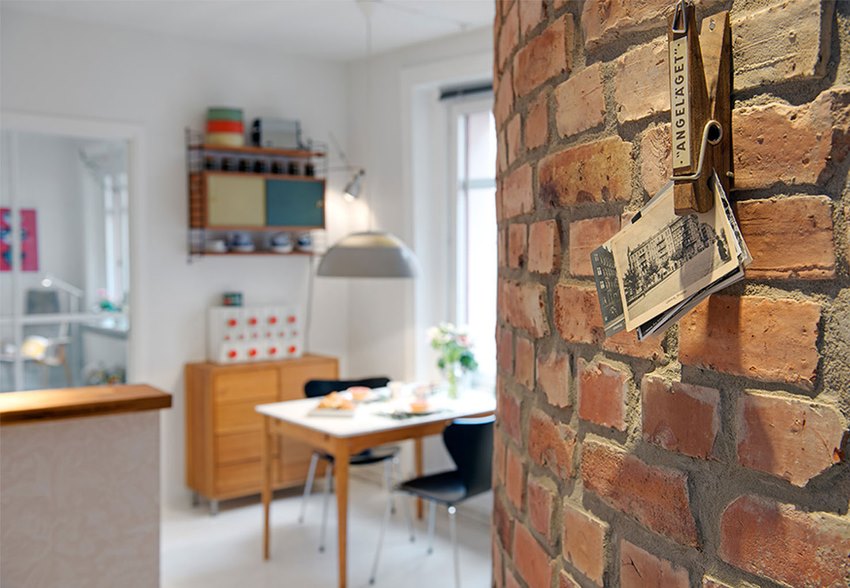 Die rote Backsteinmauer harmoniert perfekt mit dem Interieur und ist in Weiß gehalten Die rote Backsteinmauer harmoniert perfekt mit dem Interieur und ist in Weiß gehalten