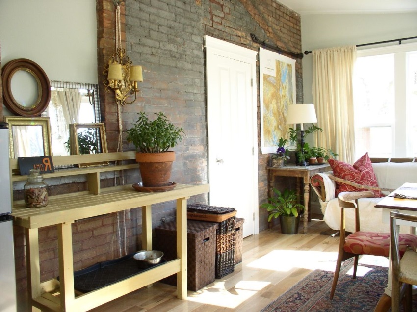 Eine Mauer im Wohnzimmer ist eine großartige Kulisse für einen Sitzbereich Eine Mauer im Wohnzimmer ist eine großartige Kulisse für einen Sitzbereich