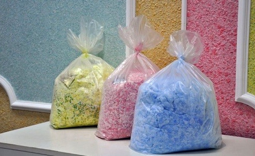 Opprinnelig er flytende tapet et tørt pulver, og når det påføres veggen, må det blandes grundig med vann Opprinnelig er flytende tapet et tørt pulver, og når det påføres veggen, må det blandes grundig med vann