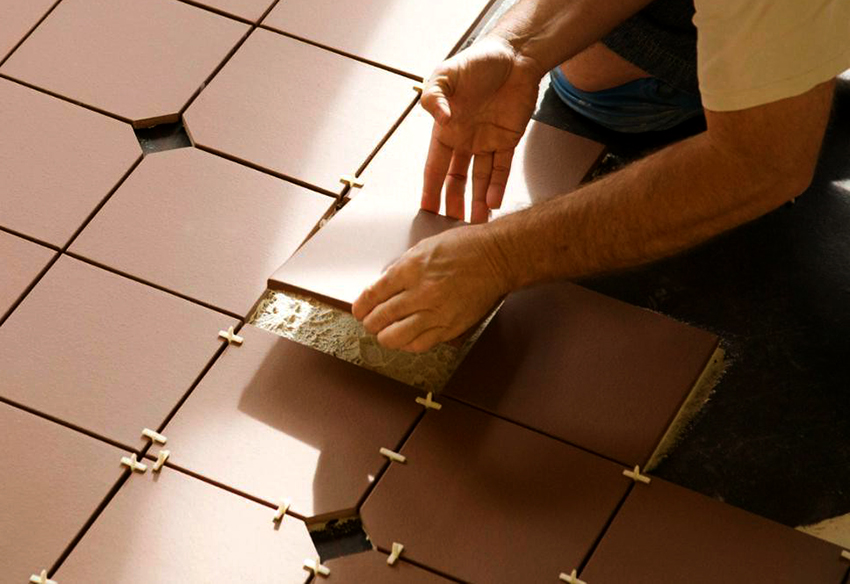 For at gøre sømmene jævne skal du altid sætte specielle kryds mellem fliserne. For at gøre sømmene jævne skal du altid sætte specielle kryds mellem fliserne.