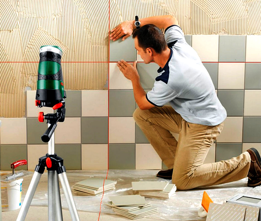 Installation af fliser på væggene skal udføres nedenfra og op, men fra anden række Installation af fliser på væggene skal udføres nedenfra og op, men fra anden række