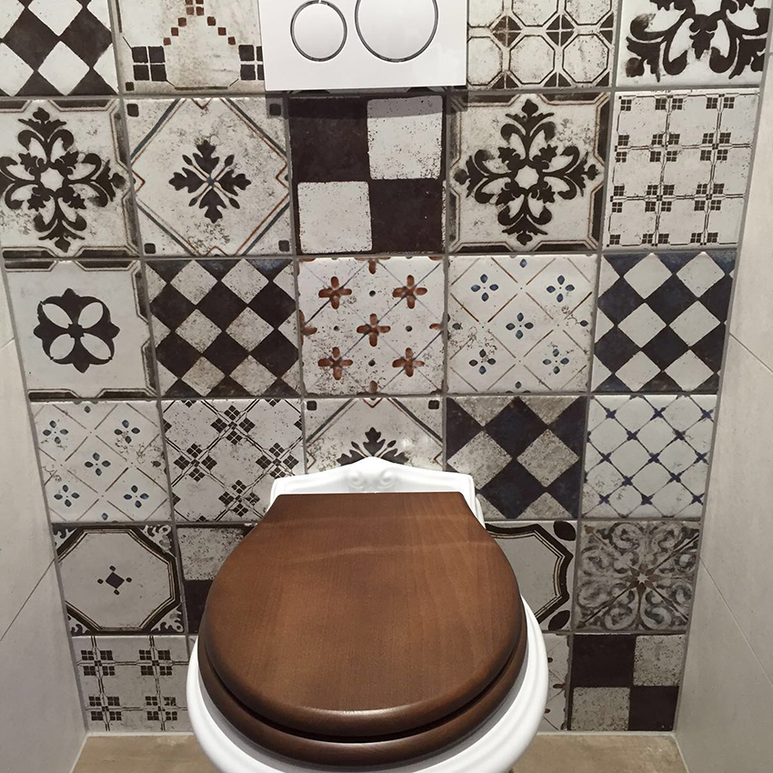 For at installere fliserne korrekt skal de lægges på en perfekt flad overflade. For at installere fliserne korrekt skal de lægges på en perfekt flad overflade.