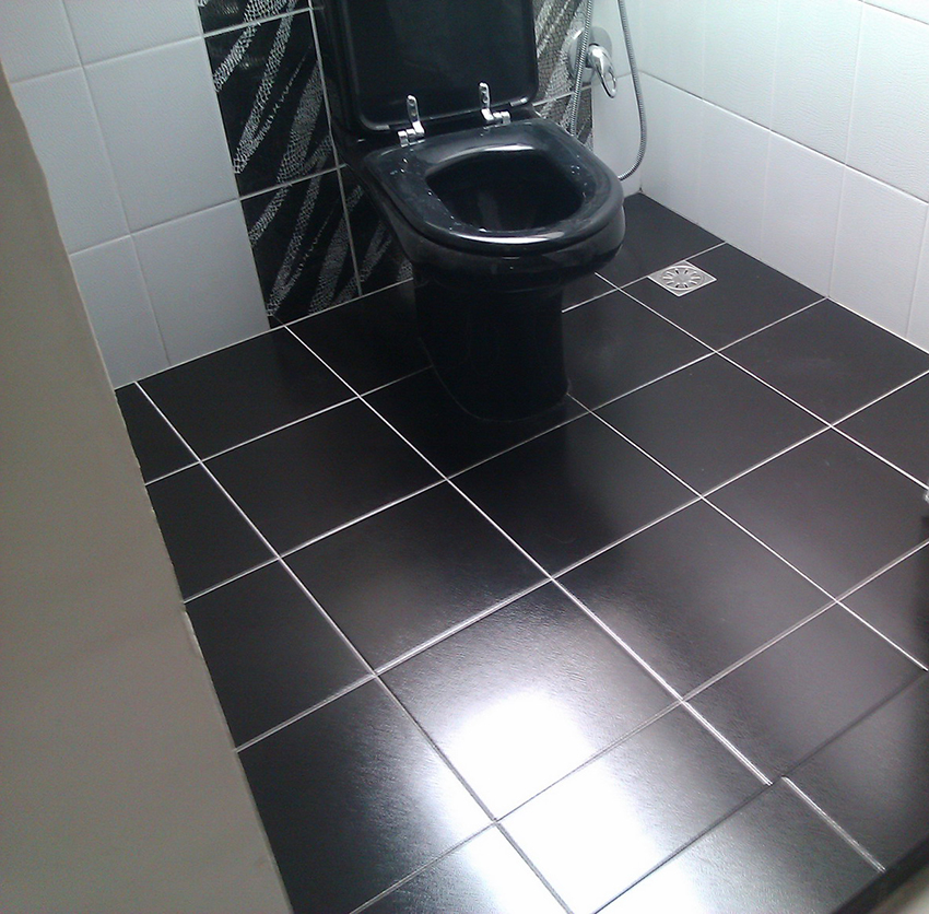 Når flisen er lagt, skal du lade den stå i en dag, så cementmørtel tørrer Når flisen er lagt, skal du lade den stå i en dag, så cementmørtel tørrer