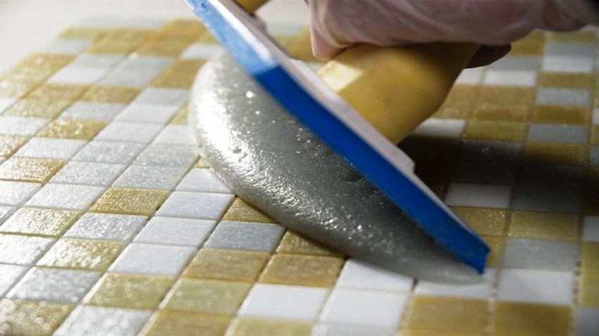 สำหรับการปูกระเบื้องควรใช้ปูนที่เหมาะกับพื้นผิวประเภทนี้ สำหรับการปูกระเบื้องควรใช้ปูนที่เหมาะกับพื้นผิวประเภทนี้