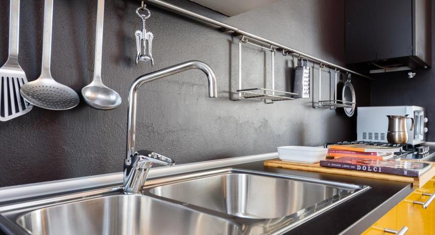 Els rails permeten organitzar un sistema d’emmagatzematge eficient dels estris de cuina Barana de cuina: un atribut útil i versàtil