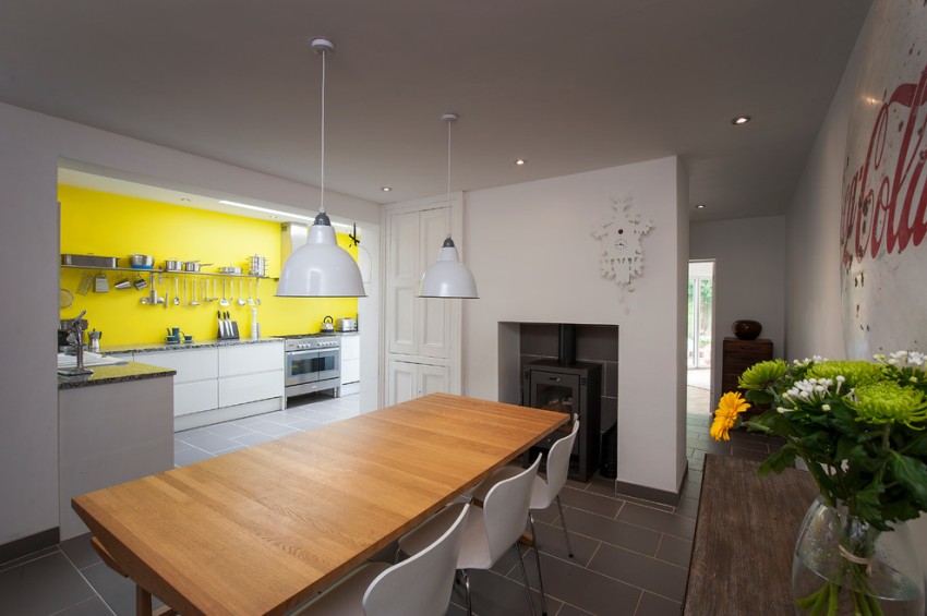 Esquena de la cuina amb vidre temperat de color groc brillant i rails d'emmagatzematge Esquena de la cuina amb vidre temperat de color groc brillant i rails d'emmagatzematge