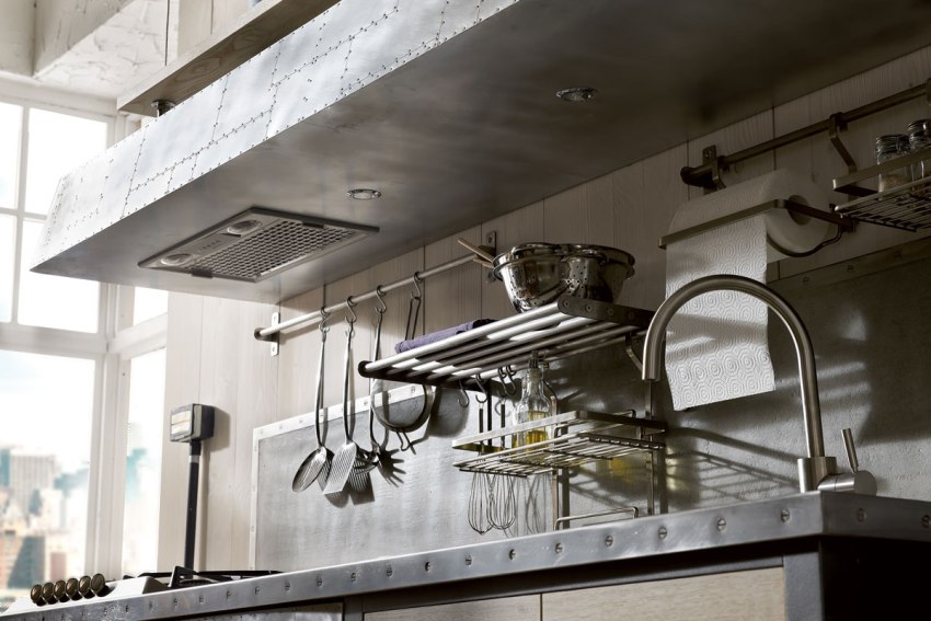 Les prestatgeries de la barana no tenen un fons sòlid, cosa que permet que la humitat no es quedi a l'interior i que no degoti Les prestatgeries de la barana no tenen un fons sòlid, cosa que permet que la humitat no es quedi a l'interior i que no degoti