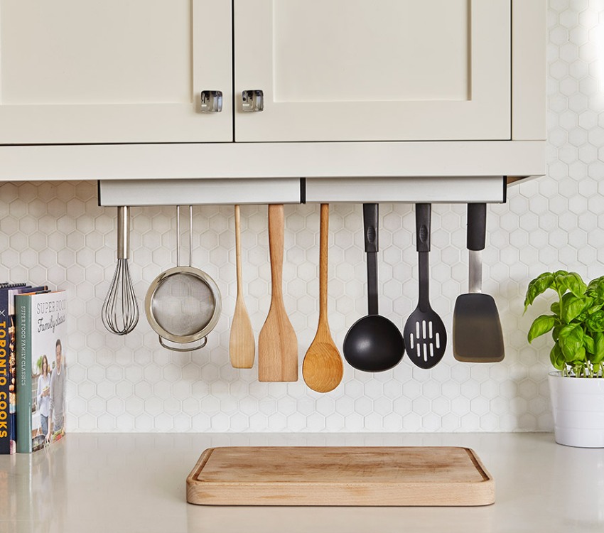 El rail es pot fixar a la part inferior dels armaris penjants El rail es pot fixar a la part inferior dels armaris penjants