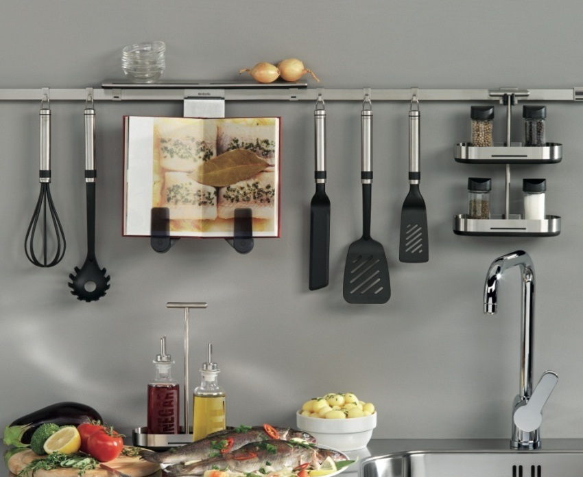El sistema de baranes permet col·locar i guardar còmodament els estris de cuina, espècies i altres articles El sistema de baranes permet col·locar i guardar còmodament els estris de cuina, espècies i altres articles