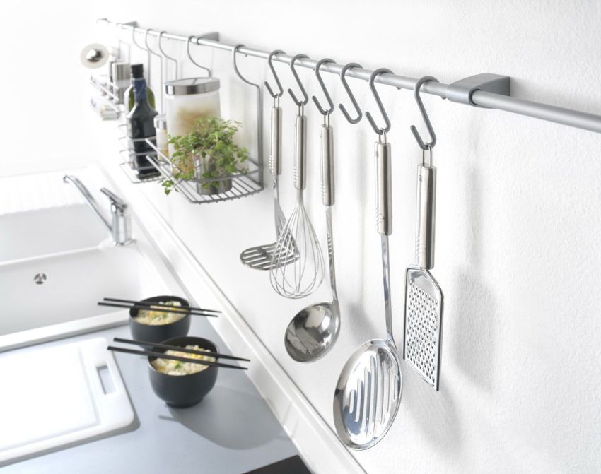 El color de la barana del sostre i els accessoris es poden combinar, per exemple, amb el color de la batedora de cuina El color de la barana del sostre i els accessoris es poden combinar, per exemple, amb el color de la batedora de cuina