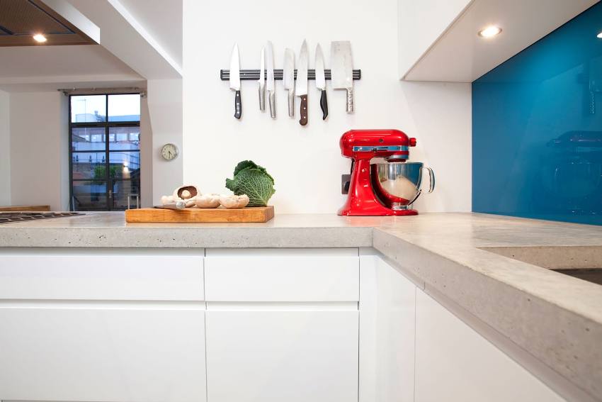 Una petita tira de ganivet magnètica és suficient per fixar-la a la paret en dos llocs Una petita tira de ganivet magnètica és suficient per fixar-la a la paret en dos llocs