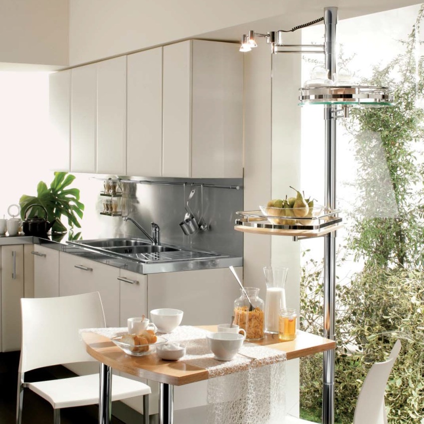 La barra vertical s’adapta del terra al sostre i està equipada amb diverses prestatgeries i cistelles La barra vertical s’adapta del terra al sostre i està equipada amb diverses prestatgeries i cistelles