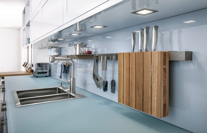 La barra quadrada de crom setinat s’adapta perfectament a l’interior de la cuina moderna La barra quadrada de crom setinat s’adapta perfectament a l’interior de la cuina moderna