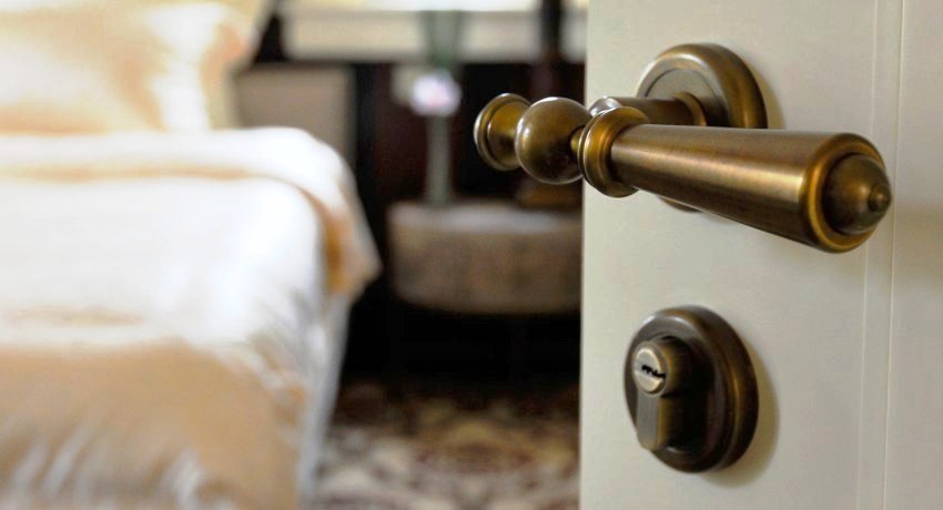 ลูกบิดประตูที่สวยงามสามารถเป็นส่วนเสริมที่ดีในการตกแต่งภายในของคุณ มือจับประตูด้านใน: ลักษณะและความหลากหลายของผลิตภัณฑ์