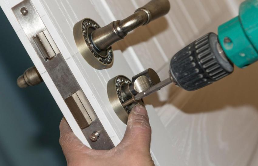 การติดตั้งมือจับประตูพร้อมสลักล็อค การติดตั้งมือจับประตูพร้อมสลักล็อค