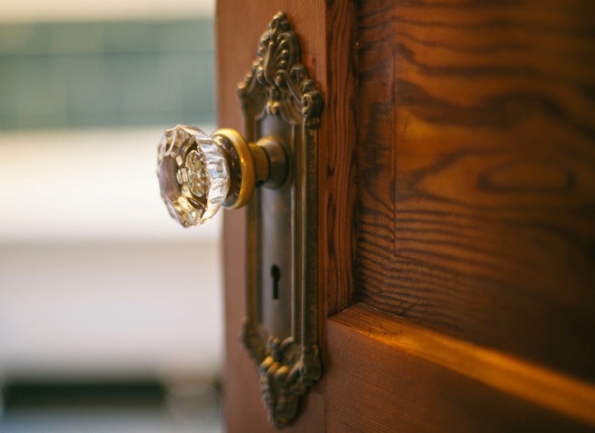 มือจับประตูสามารถใช้ล็อคหรือสลักได้ มือจับประตูสามารถใช้ล็อคหรือสลักได้