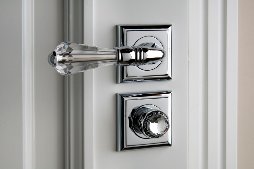 มือจับประตูกระจกและสลักอยู่บนแผ่นยึดต่างๆ มือจับประตูกระจกและสลักอยู่บนแผ่นยึดต่างๆ