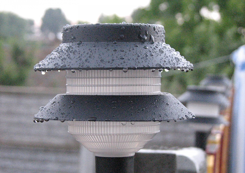 Takket være fotoceller og et forbedret elektrisk kredsløb kan armaturerne arbejde selv i frost og overskyet vejr Takket være fotoceller og et forbedret elektrisk kredsløb kan armaturerne arbejde selv i frost og overskyet vejr