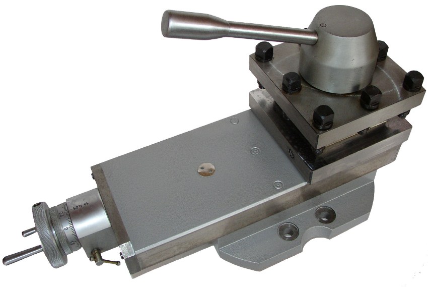 El suport del torn universal està dissenyat per moure el tallador fix al llarg de l'eix del cargol El suport del torn universal està dissenyat per moure el tallador fix al llarg de l'eix del cargol