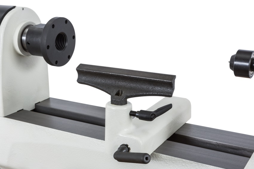 Un guarda-mà en un torn: cal aturar els talladors quan es treballa amb fusta Un guarda-mà en un torn: cal aturar els talladors quan es treballa amb fusta