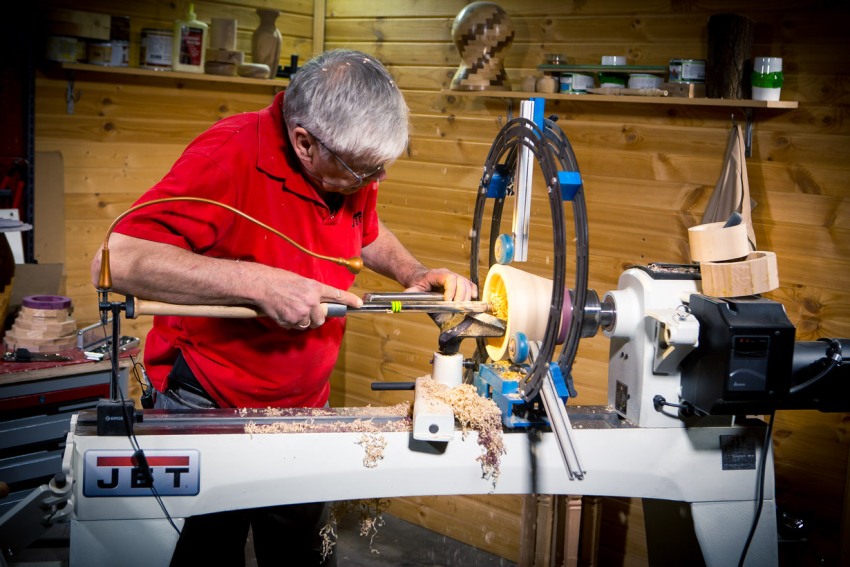 Un torn casolà ha de tenir prou potència per processar productes de fusta Un torn casolà ha de tenir prou potència per processar productes de fusta