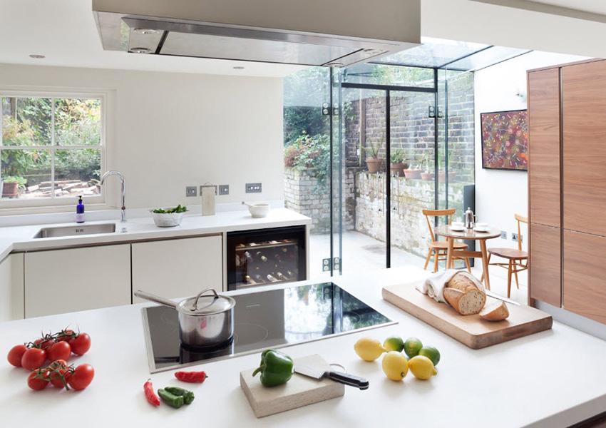 כל מכסה המנוע יכול להפוך למרכז העיטור ולשנות את המטבח ממש תמורת כסף קטן. כל מכסה המנוע יכול להפוך למרכז העיטור ולשנות את המטבח ממש תמורת כסף קטן.