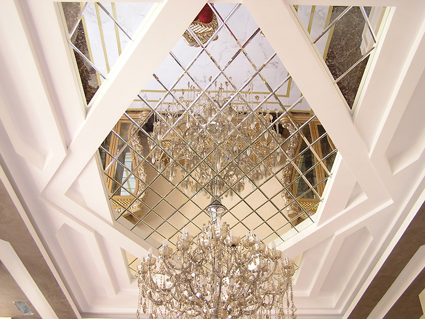 Grâce aux carreaux en miroir au plafond, la petite pièce est visuellement étendue Grâce aux carreaux en miroir au plafond, la petite pièce est visuellement étendue