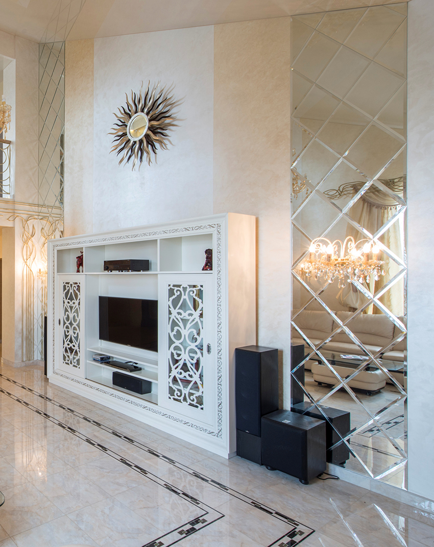 Vous pouvez disposer le mur entier avec des carreaux ou décorer un élément de l'intérieur Vous pouvez disposer le mur entier avec des carreaux ou décorer un élément de l'intérieur