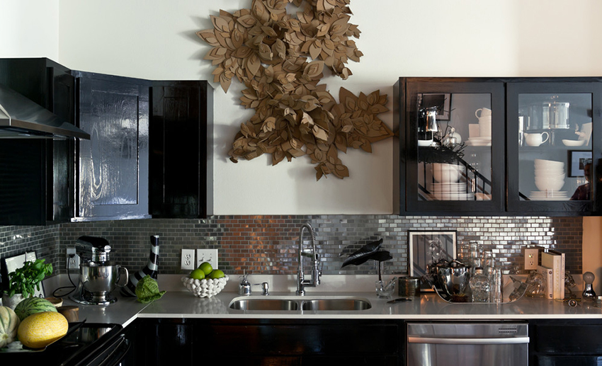 Si la cuisine est finie avec des carreaux de miroir, elle aura l'air élégante et inhabituelle. Si la cuisine est finie avec des carreaux de miroir, elle aura l'air élégante et inhabituelle.