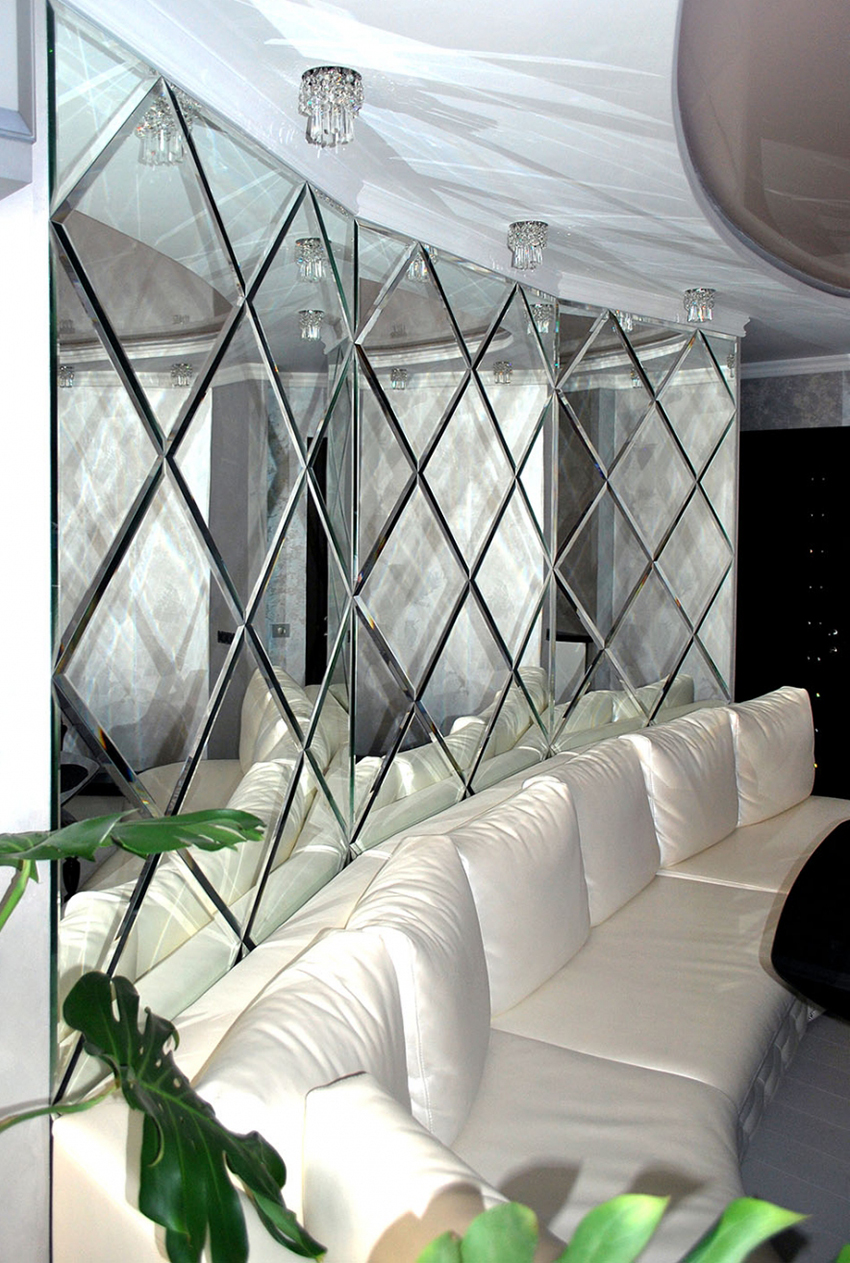 Les carreaux de miroir peuvent non seulement agrandir la pièce, mais également ajouter de l'éclairage Les carreaux de miroir peuvent non seulement agrandir la pièce, mais également ajouter de l'éclairage