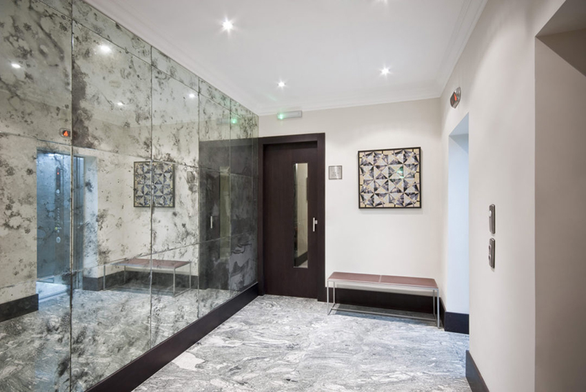 Le carreau est beau en combinaison avec d'autres matériaux de finition Le carreau est beau en combinaison avec d'autres matériaux de finition